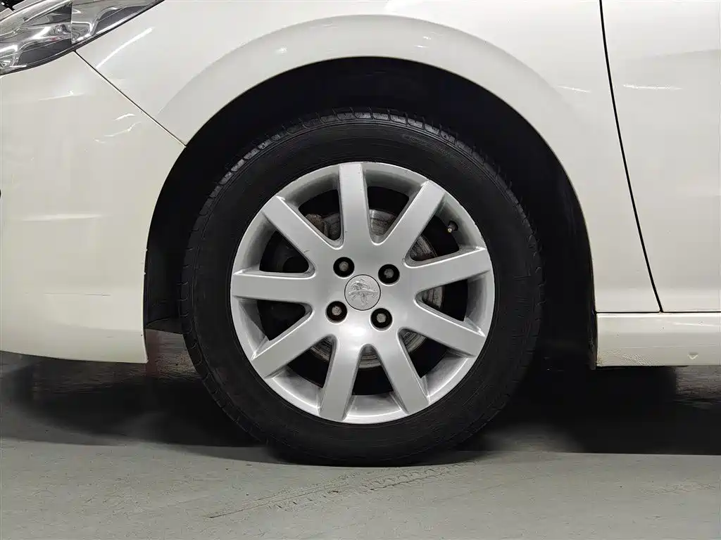 Peugeot 308 2014 Model Joy Edition Classic 1.6L Manual Superior Style фото 25