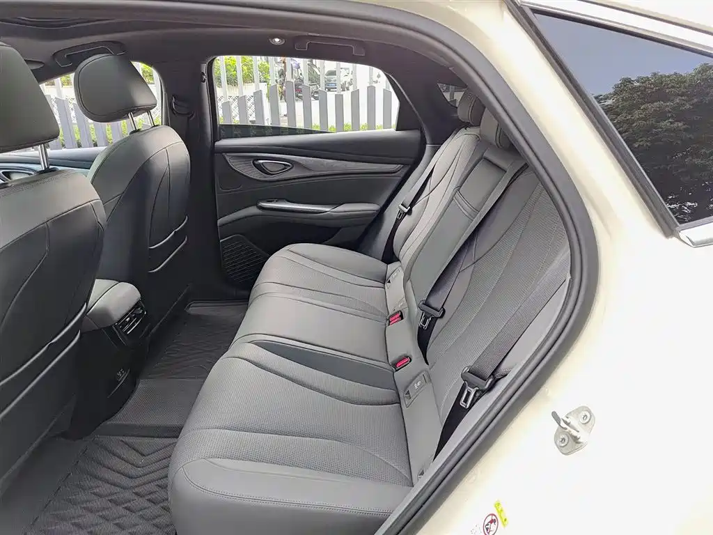 BYD Seal 2024 Glory Edition DM-i 1.5L 121km Prestige фото 8