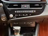 Фото 15 - Lexus ES