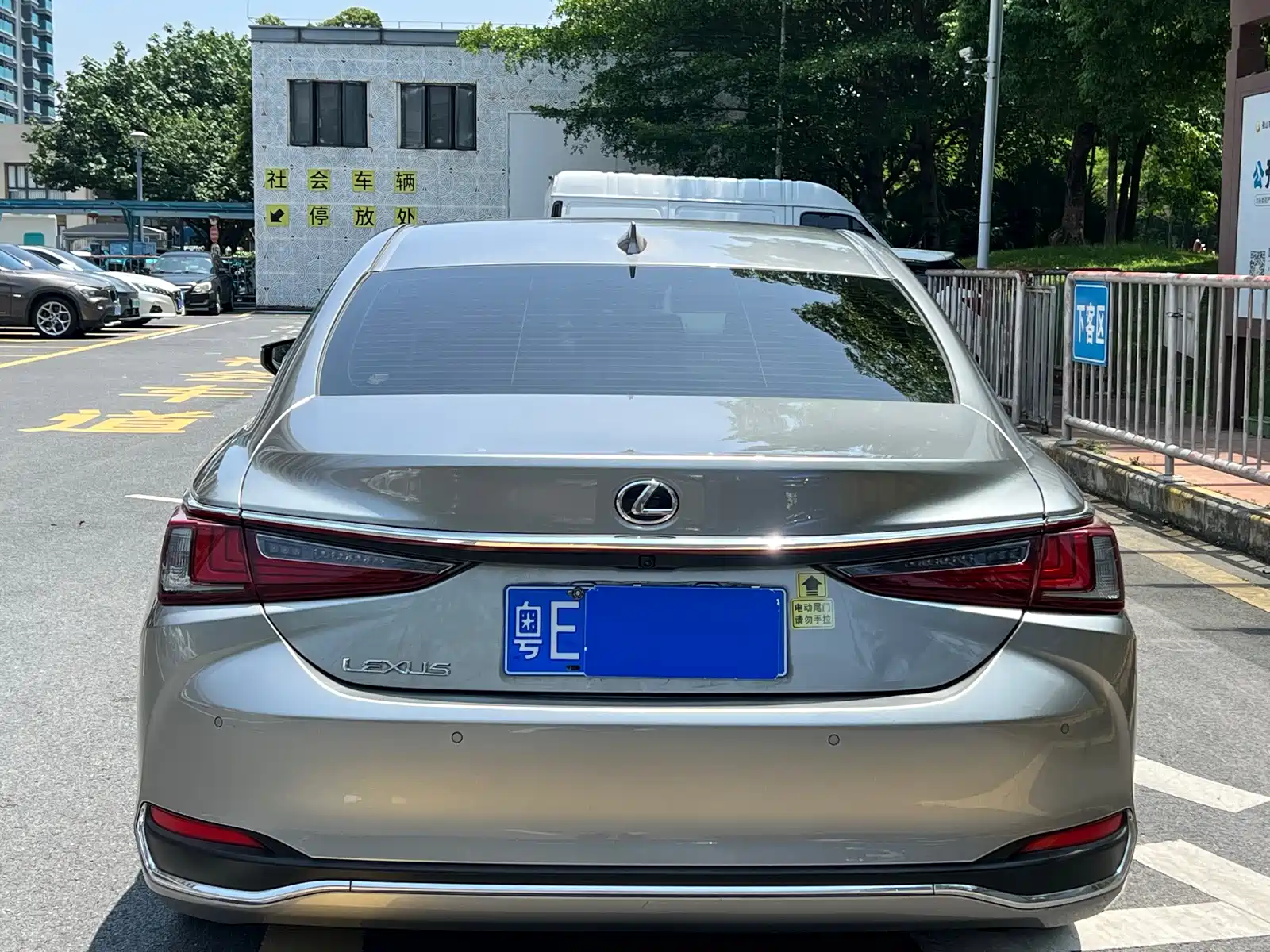 Фото 3 - Lexus ES