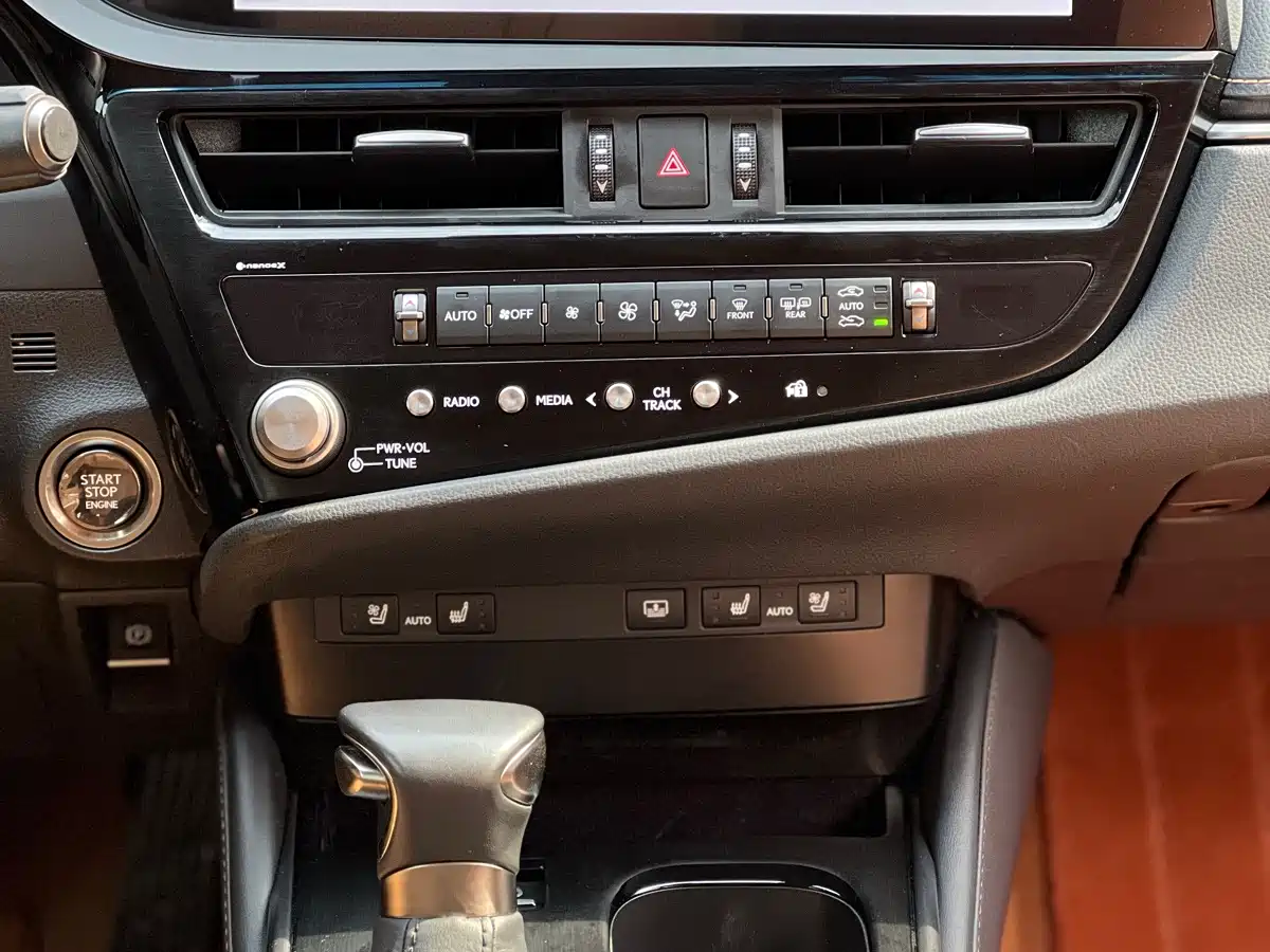 Фото 15 - Lexus ES