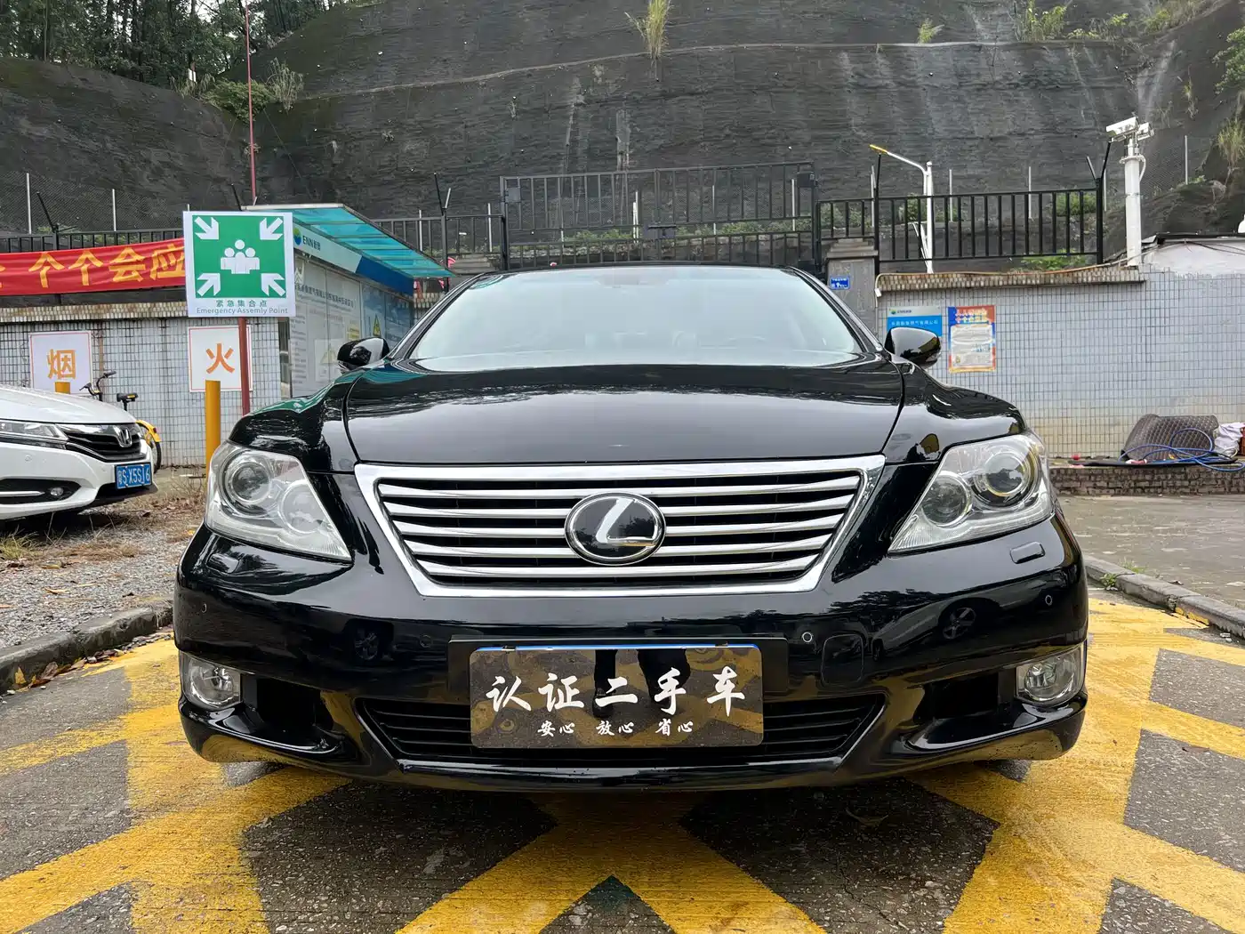 Фото 2 - Lexus LS