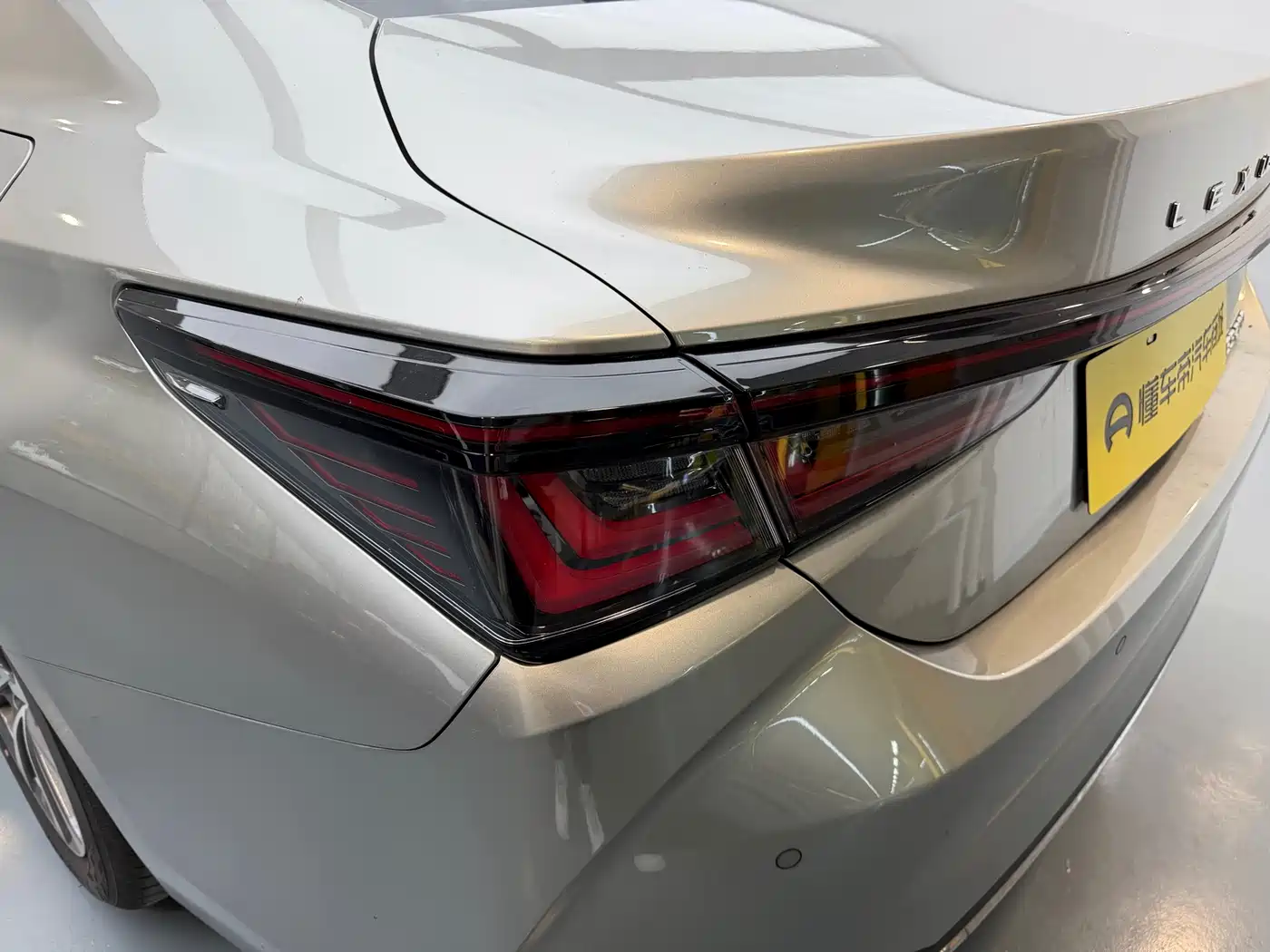 Lexus ES 2025 200 Ultimate Edition фото 15