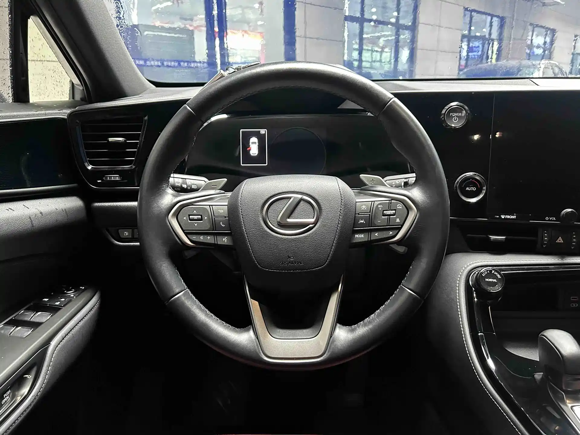 Фото 12 - Lexus NX
