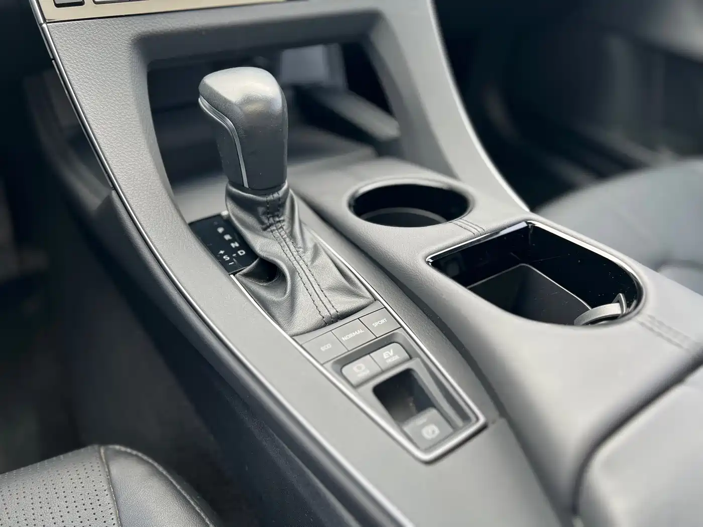 Toyota Avalon 2019 Hybrid 2.5L Luxury Edition China V фото 17