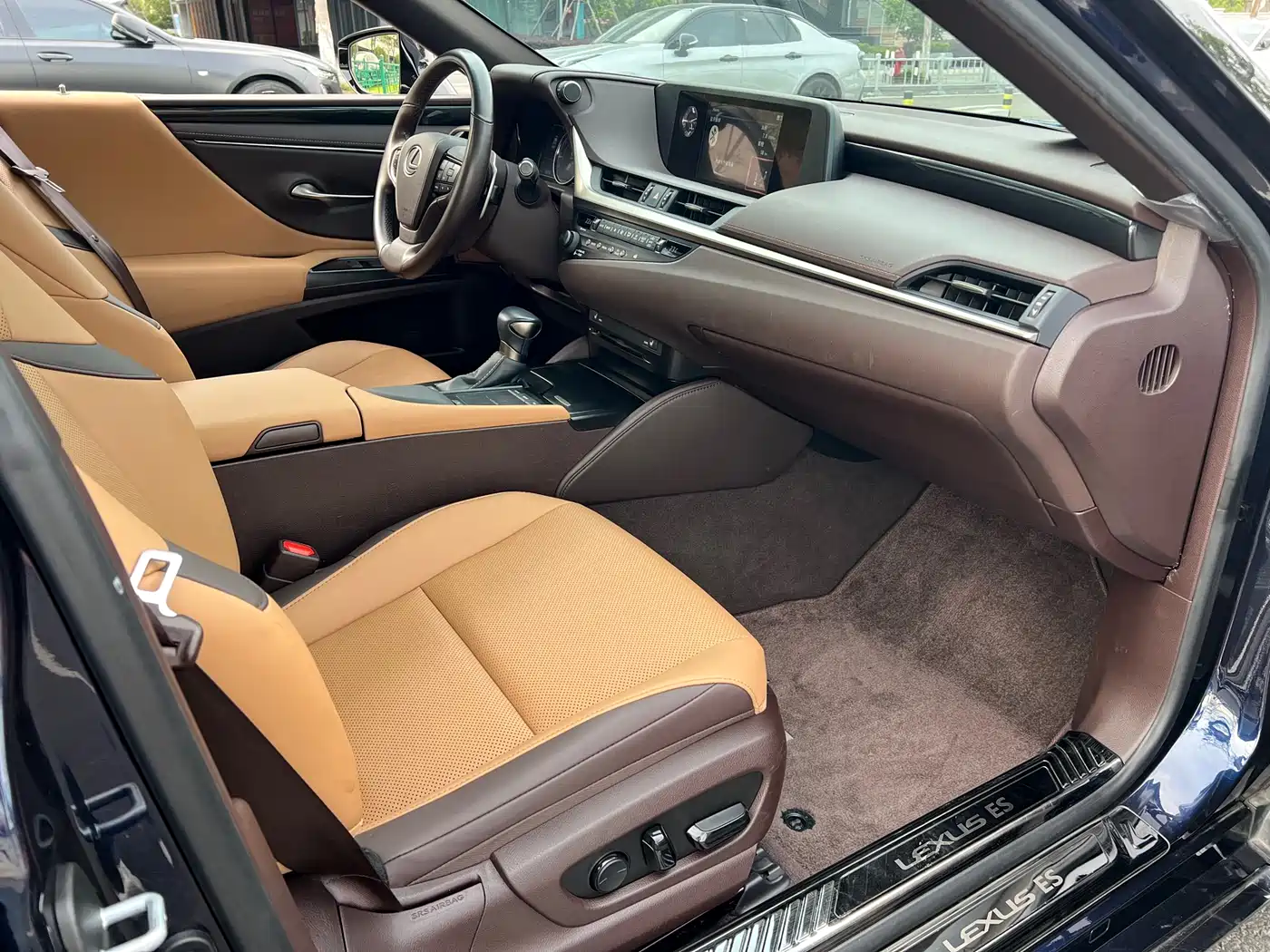 Lexus ES 2020 200 Excellence фото 13