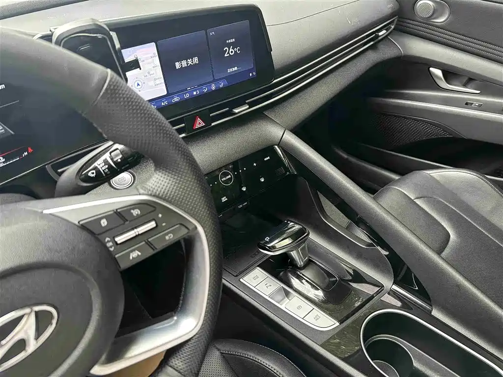 Hyundai Elantra 2021 1.5L CVT LUX Premium Edition фото 11
