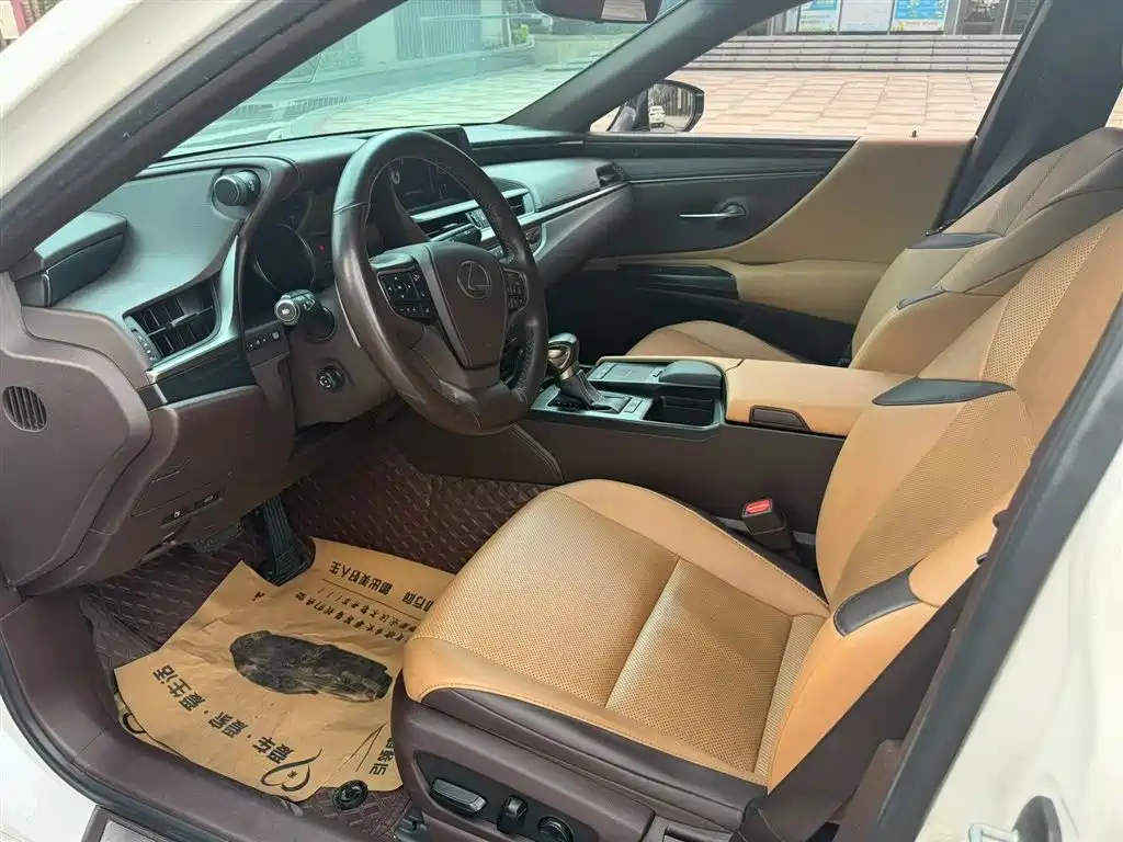 Lexus ES 2018 300h Excellence Edition China V фото 6