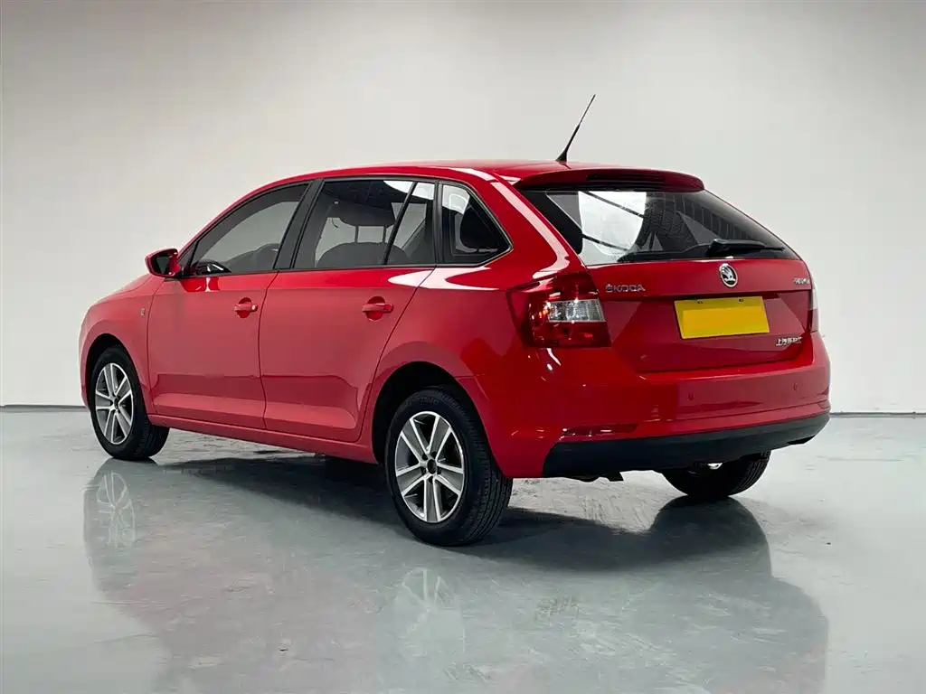 Škoda Skoda Rapid Spaceback 2016 Facelift 1.4L Manual Forward Edition фото 9