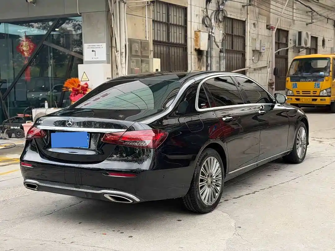 Фото 12 - Mercedes-Benz E-Class