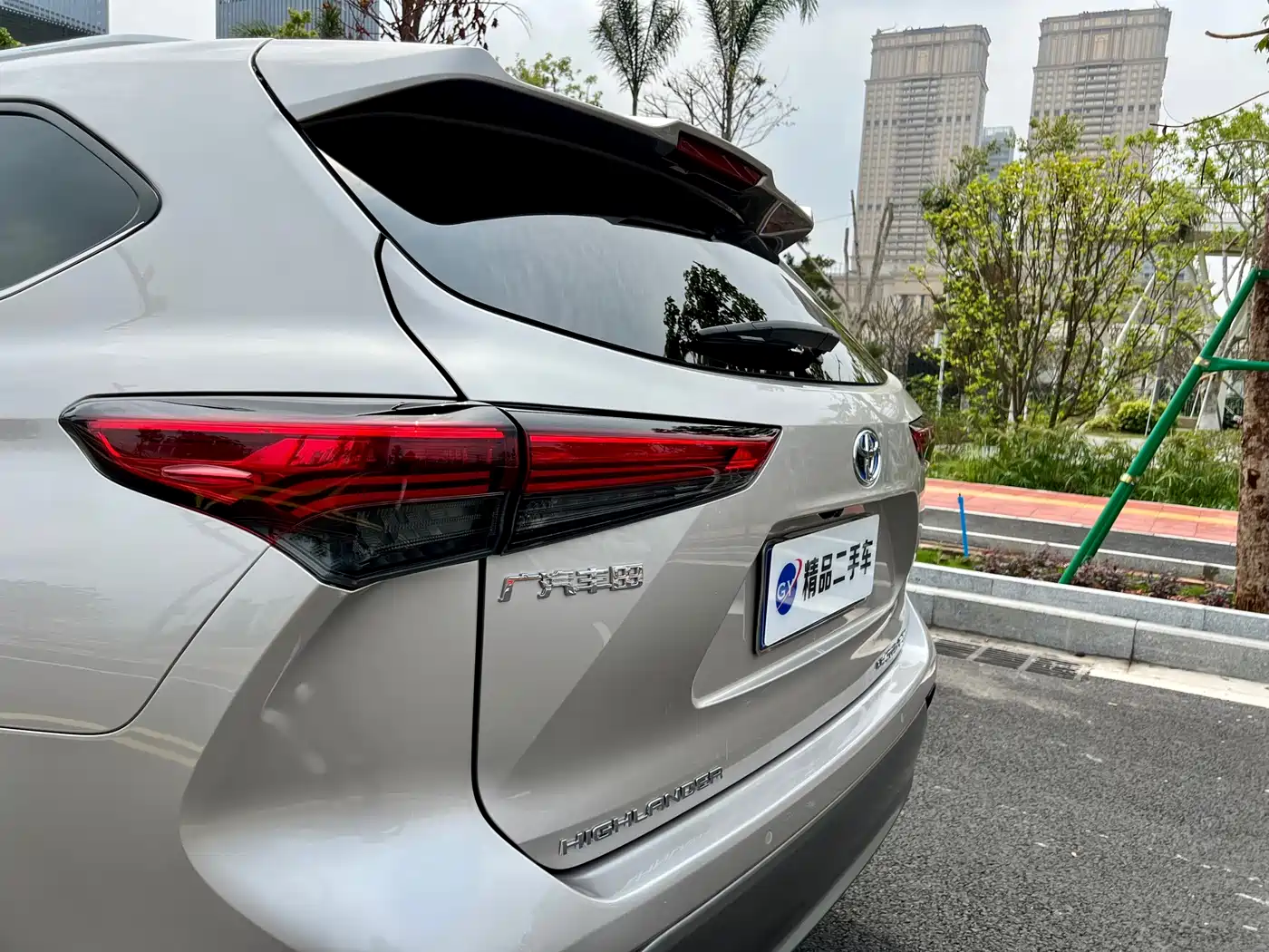 Toyota Highlander 2022 Dual Engine 2.5L 4WD Supreme Edition 7-Seater фото 28