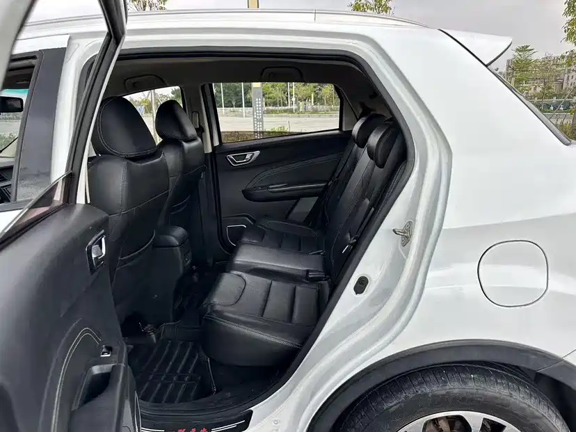 Фото 24 - Geely Vision X3