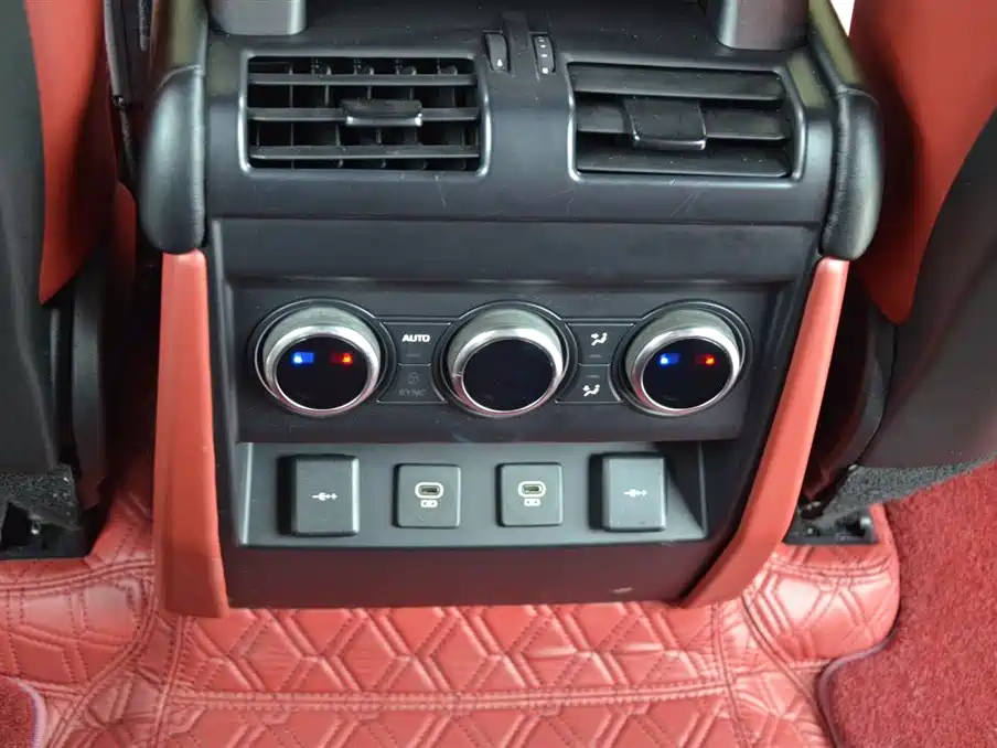 Land Rover Defender 2021 110 P400 Dark Special Edition фото 10