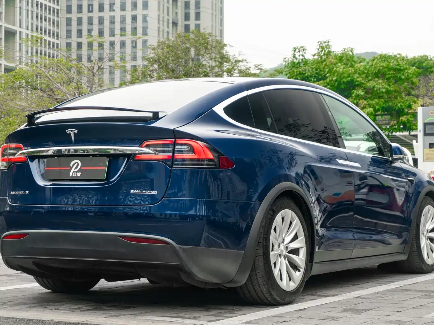 TESLA MODEL X