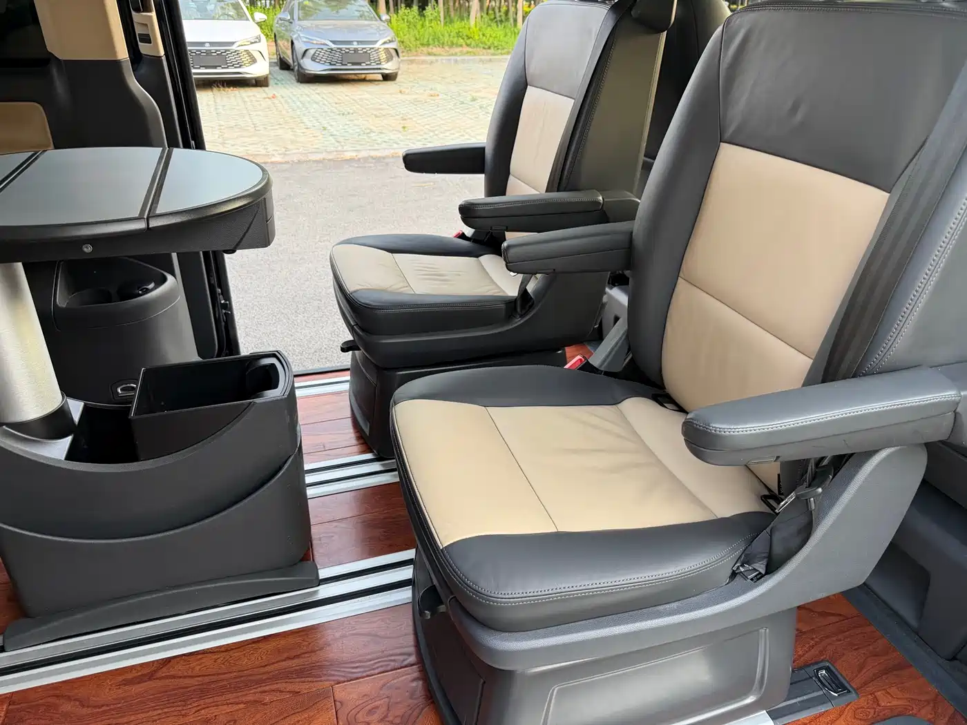 Volkswagen Multivan 2012 2.0TSI 4WD Premium фото 20