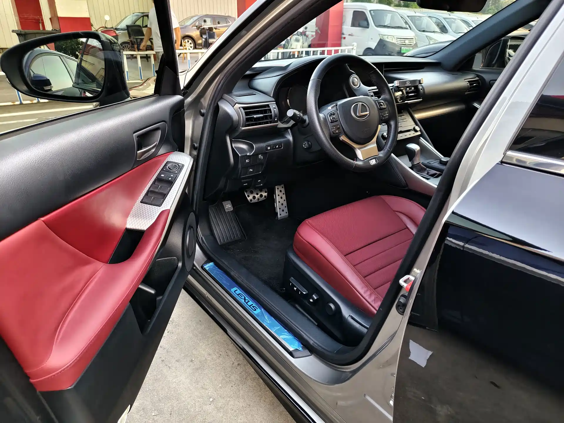Фото 15 - Lexus IS