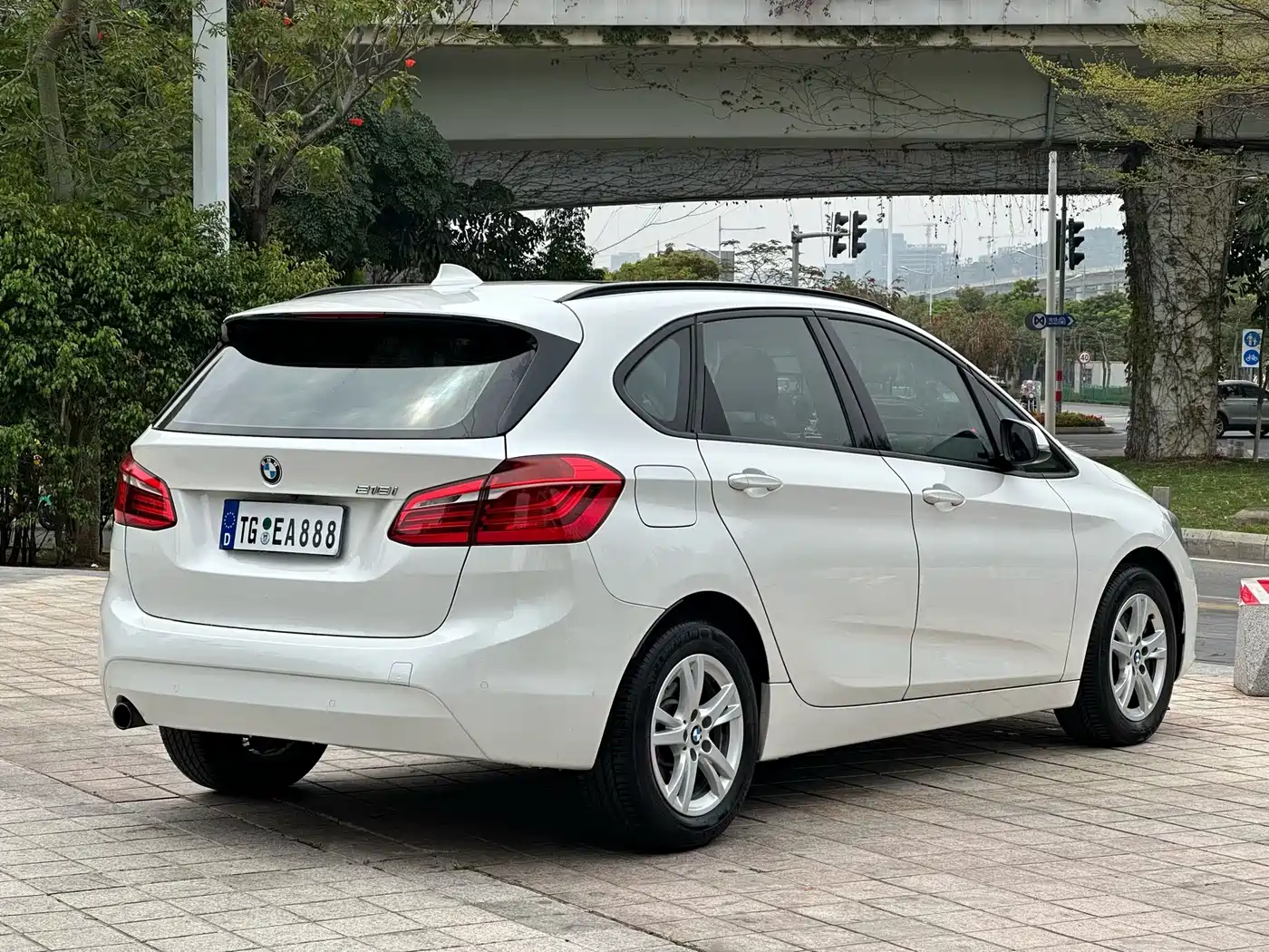 BMW 2 Series Touring 2016 218i Leading фото 4