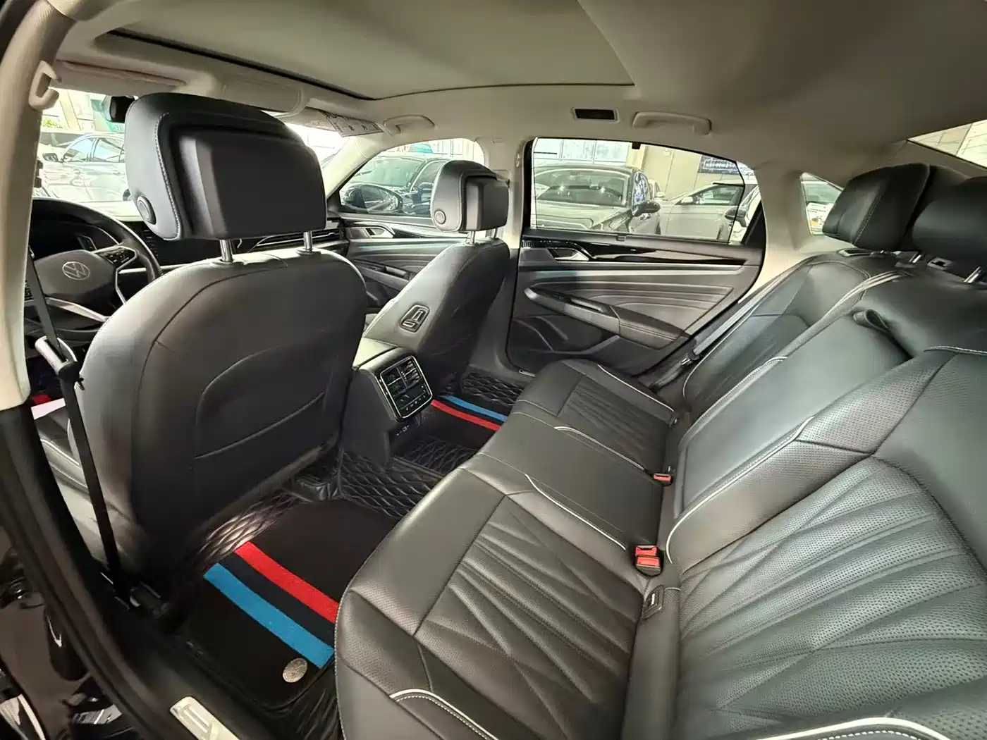 Volkswagen Passat 2023 330TSI Starlight Premium Edition фото 8