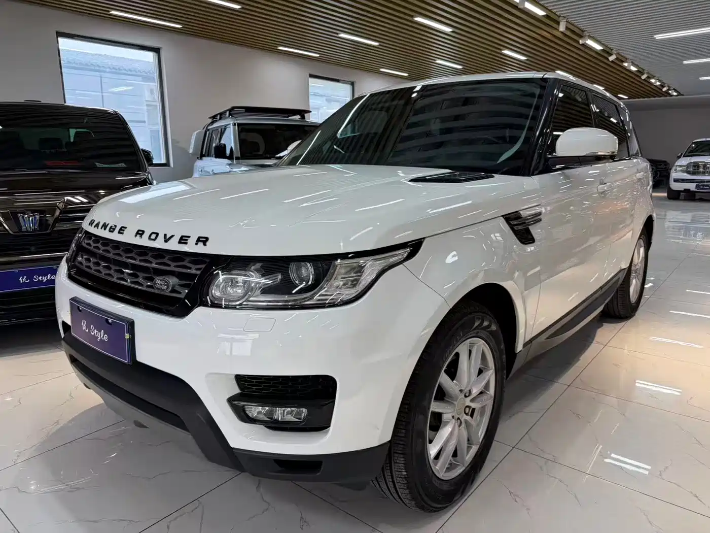 Land Rover Range Rover Sport 2016 Model 3.0 SC V6 HSE фото 3