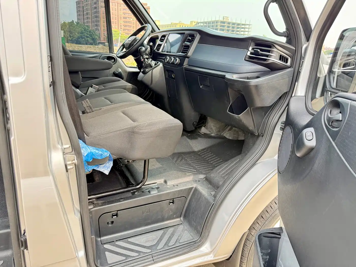 Jiangling JMC Fushun 2025 2025 Model 2.0T 6MT Diesel Short Wheelbase Low Roof Commercial MPV 5/6 Seats with Lift-up Tailgate