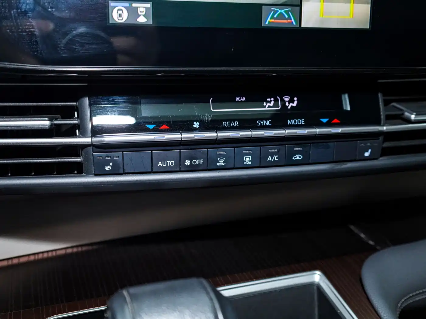 Toyota Granvia 2022 2.5L Hybrid Premium Edition фото 16