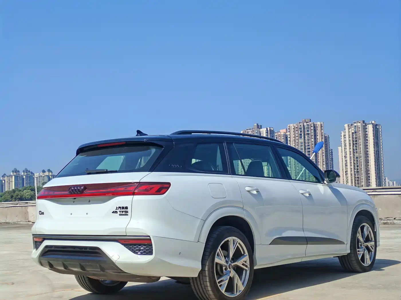 AUDI Q6
