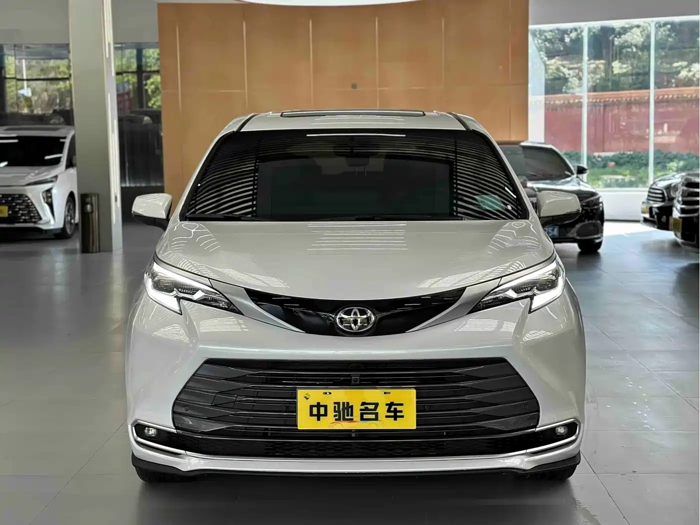 Toyota Sienna 2026 2.5L Hybrid FWD Exclusive Premium Edition фото 2