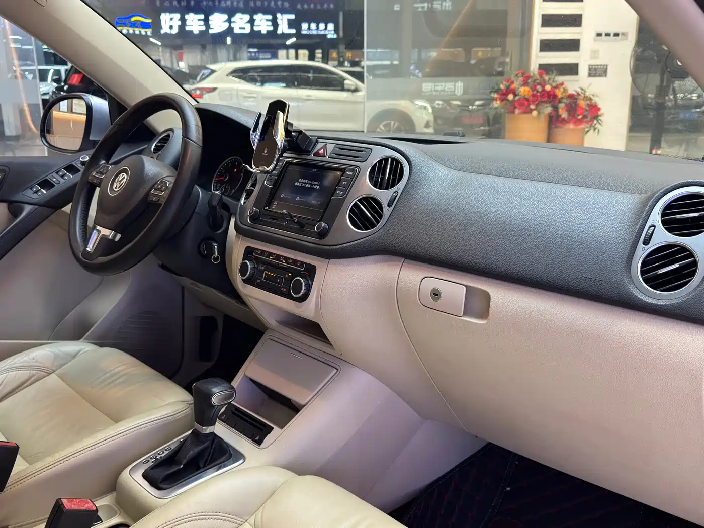 Volkswagen Tiguan 2010 2.0TSI Automatic 4WD Elite фото 12