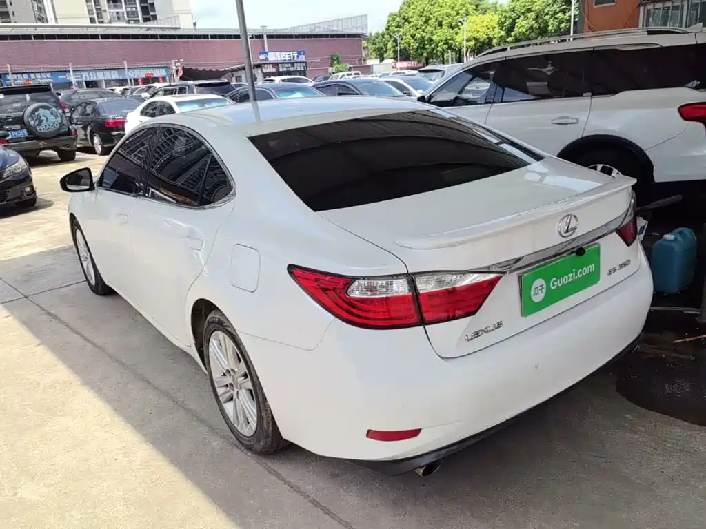 Фото 5 - Lexus ES
