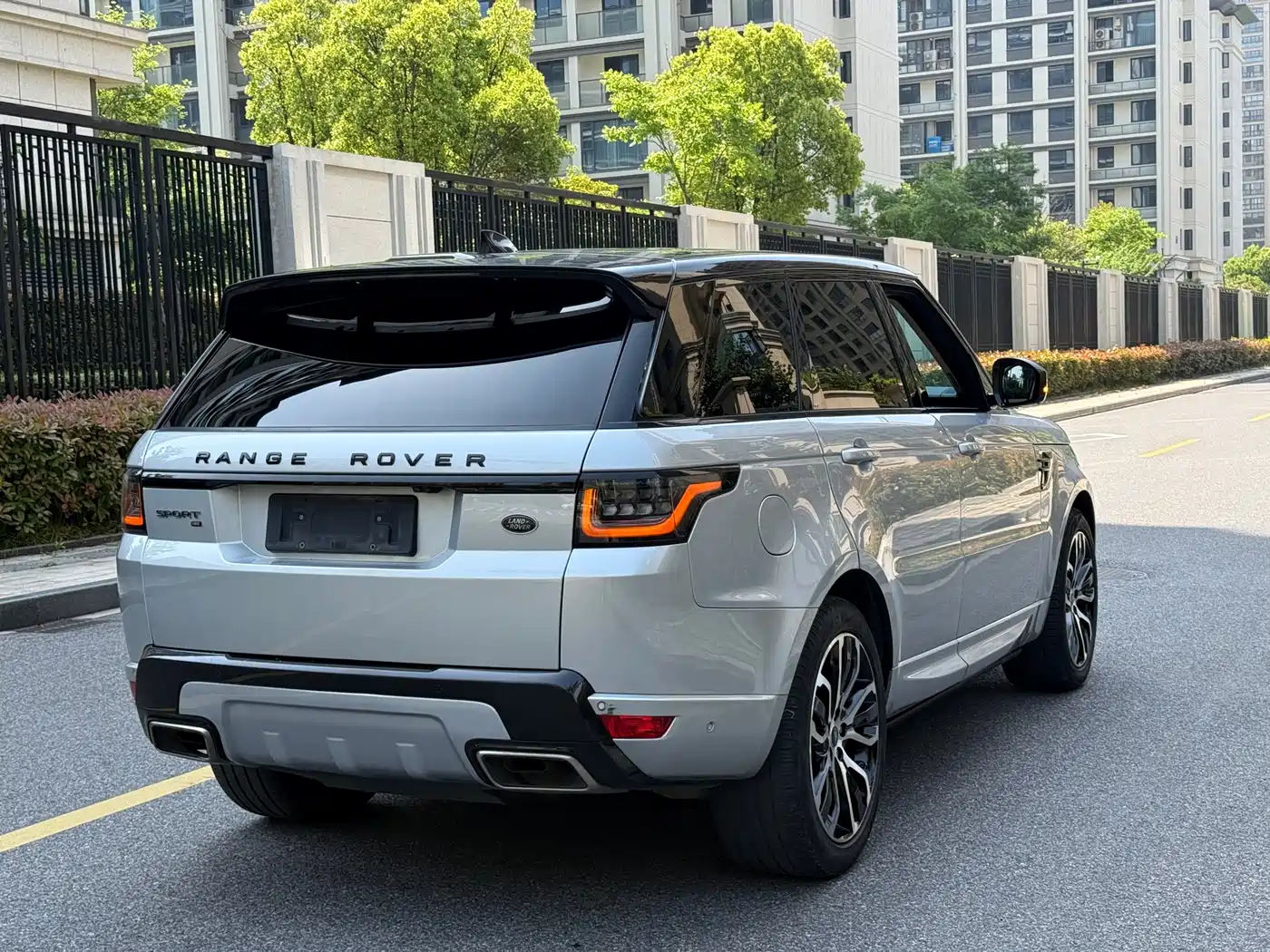 Land Rover Range Rover Sport 2021 3.0 L6 Gloss Black Edition фото 6