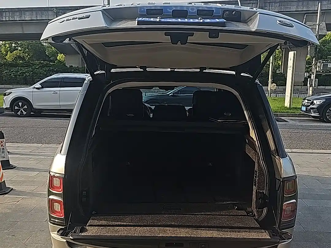 Land Rover Range Rover 2022 3.0 L6 400PS Heritage Extended Classic Edition фото 16