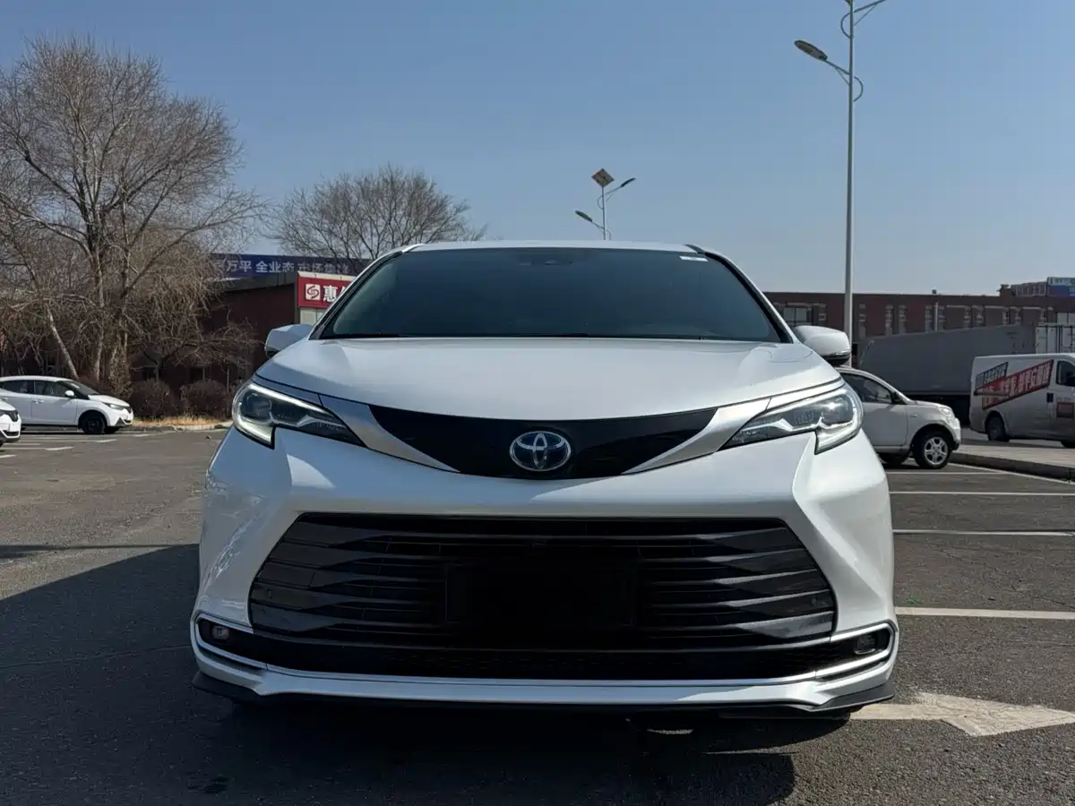 Toyota Sienna 2023 2.5L Hybrid Ultimate Edition фото 2