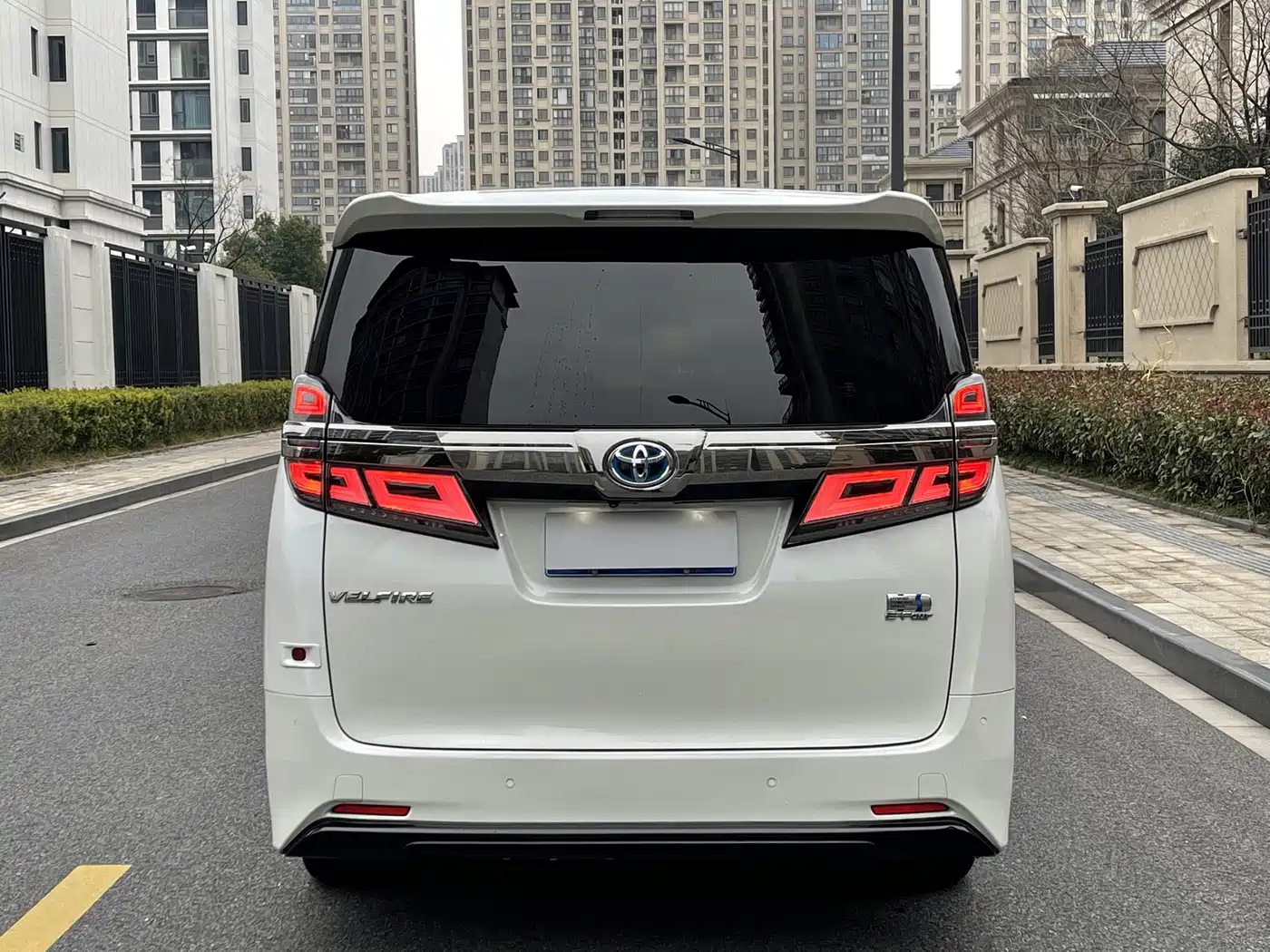 Toyota Vellfire 2019 Hybrid 2.5L HV Premium Edition фото 6