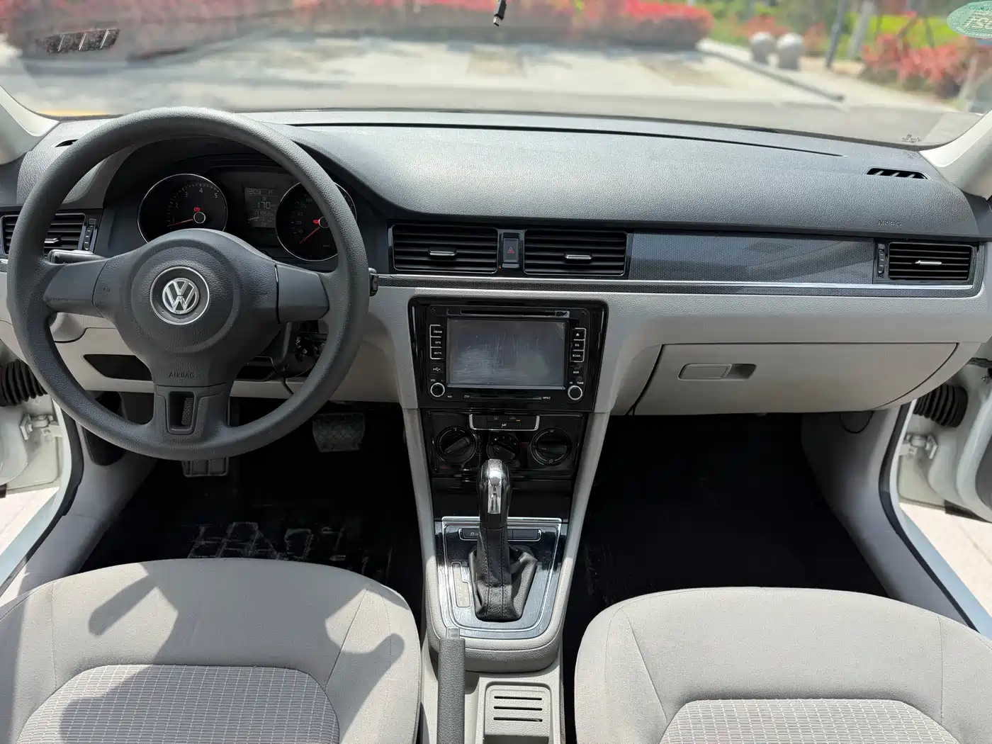 Volkswagen Bora 2014 1.6L Automatic Fashion Edition фото 9