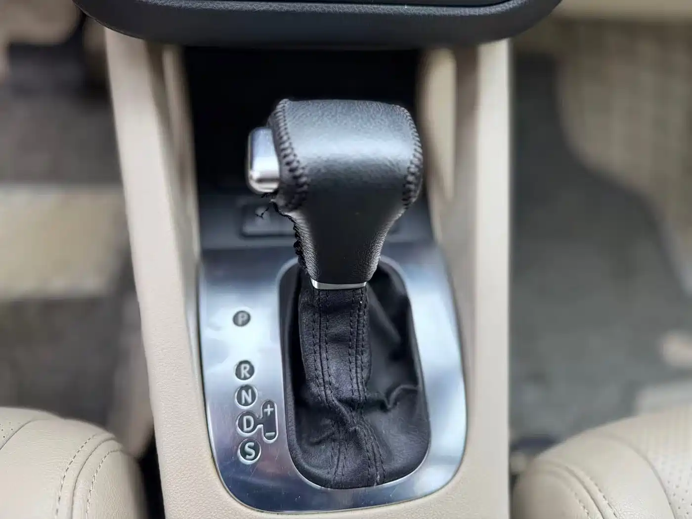 Volkswagen Sagitar 2011 1.6L Automatic Fashion фото 10