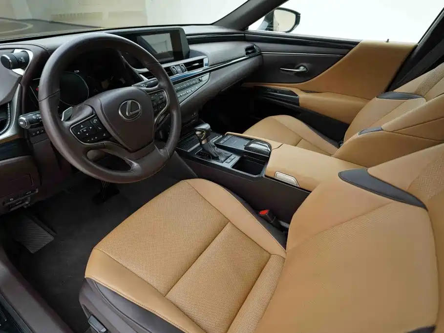 Фото 9 - Lexus ES