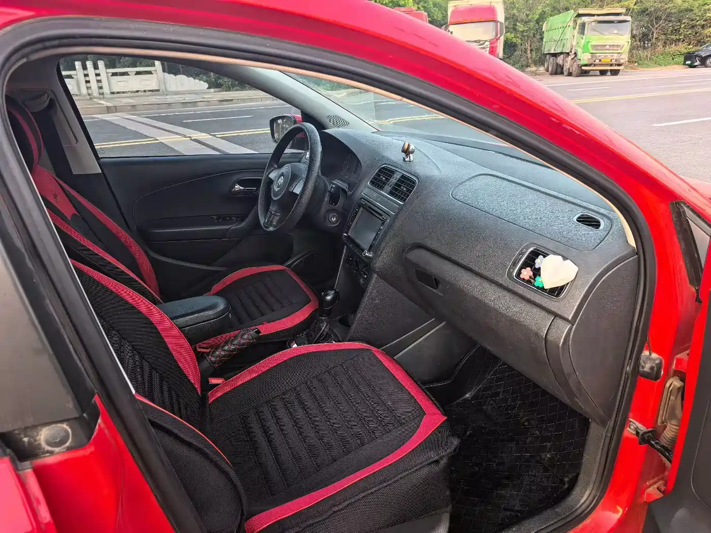 Volkswagen Polo 2013 1.6L Automatic Luxury Edition фото 5