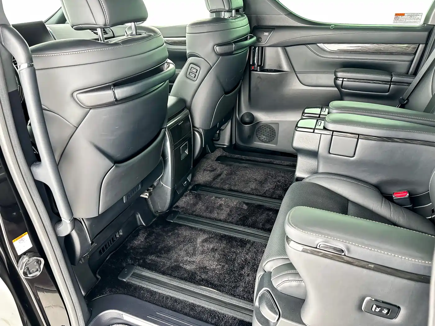 Lexus LM 2020 300h Seven-Seater Elegance Edition фото 12