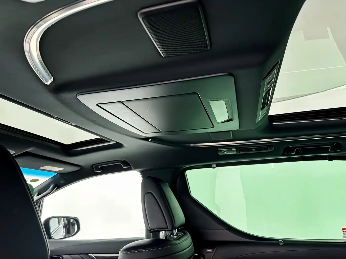 Lexus LM 2020 300h Seven-Seater Elegance Edition фото 13