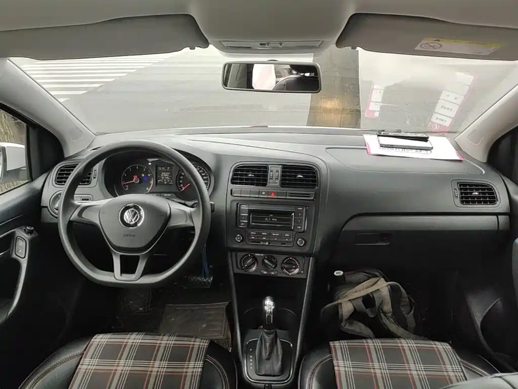 Volkswagen Polo 2016 1.4L Automatic Trend фото 10