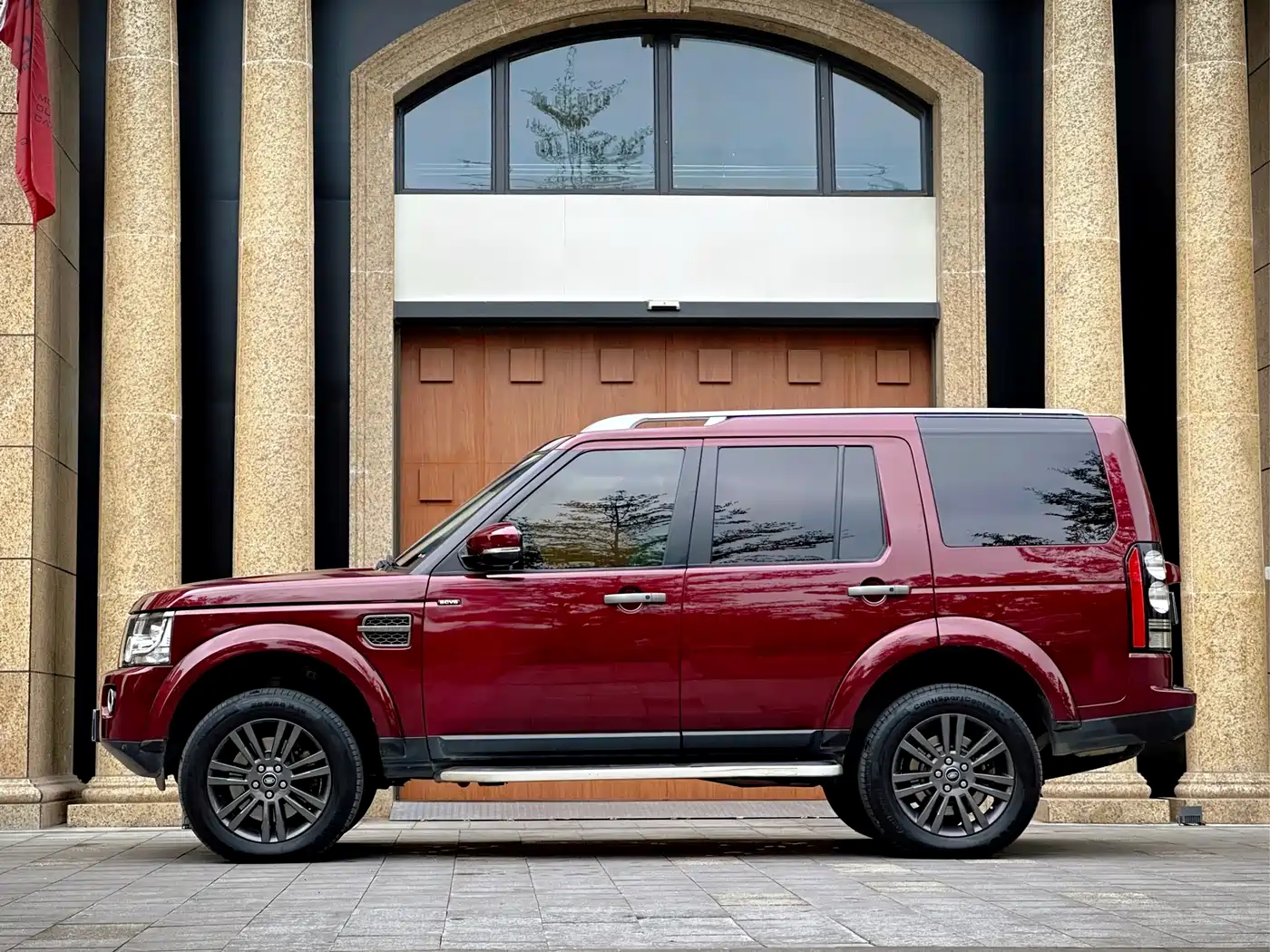 Land Rover Discovery 2015 3.0 SC V6 SE фото 3