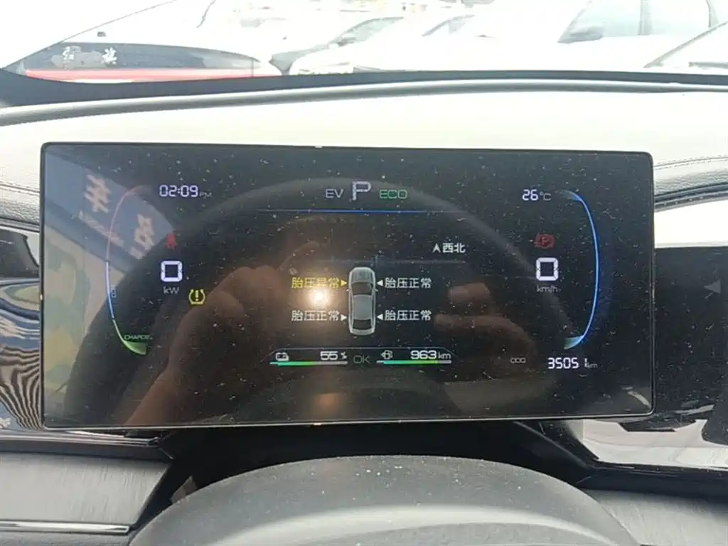 BYD Qin PLUS 2024 Glory Edition DM-i 55KM Leading фото 8
