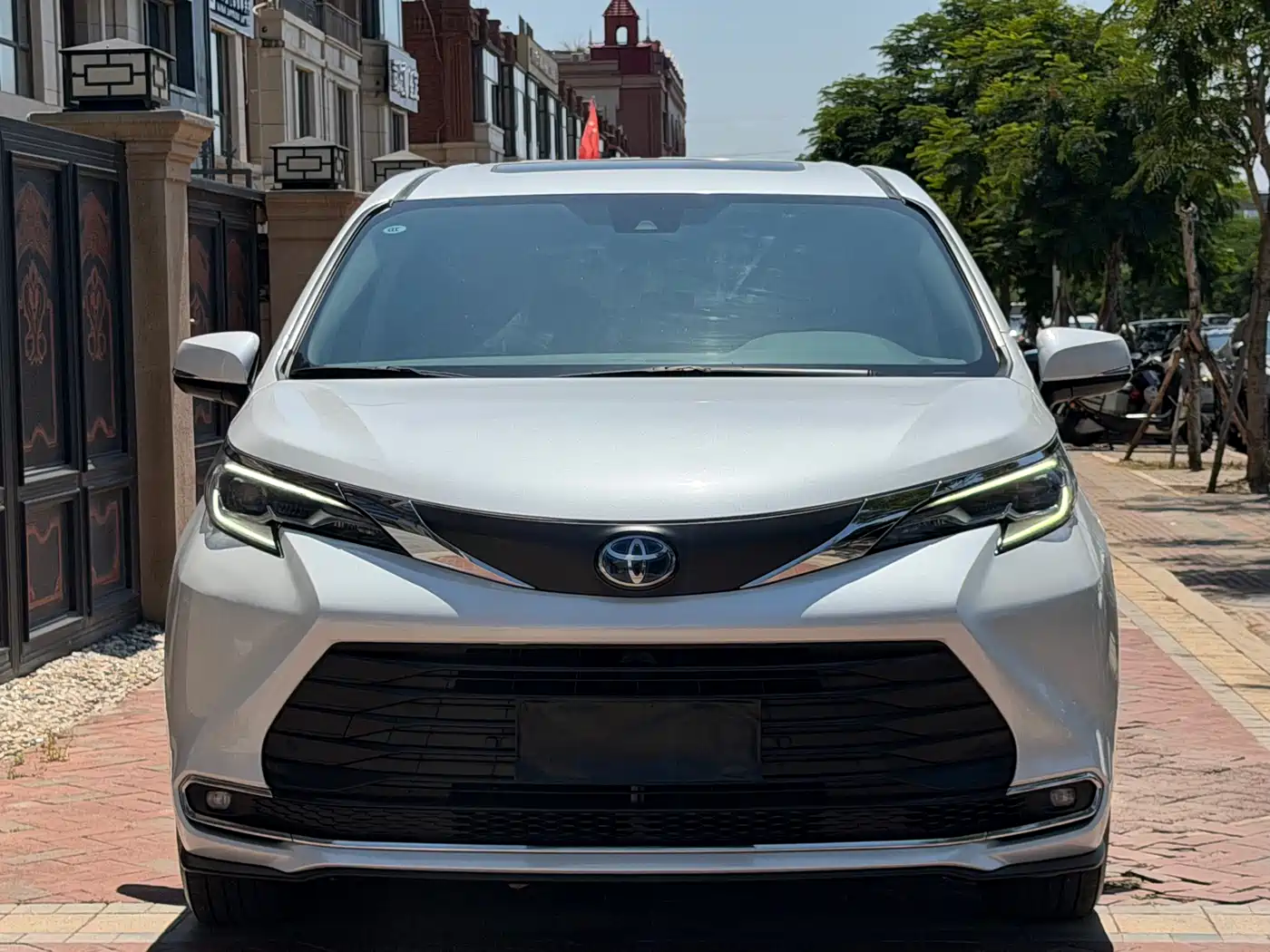 Toyota Sienna 2023 2.5L Hybrid Comfort Edition фото 2