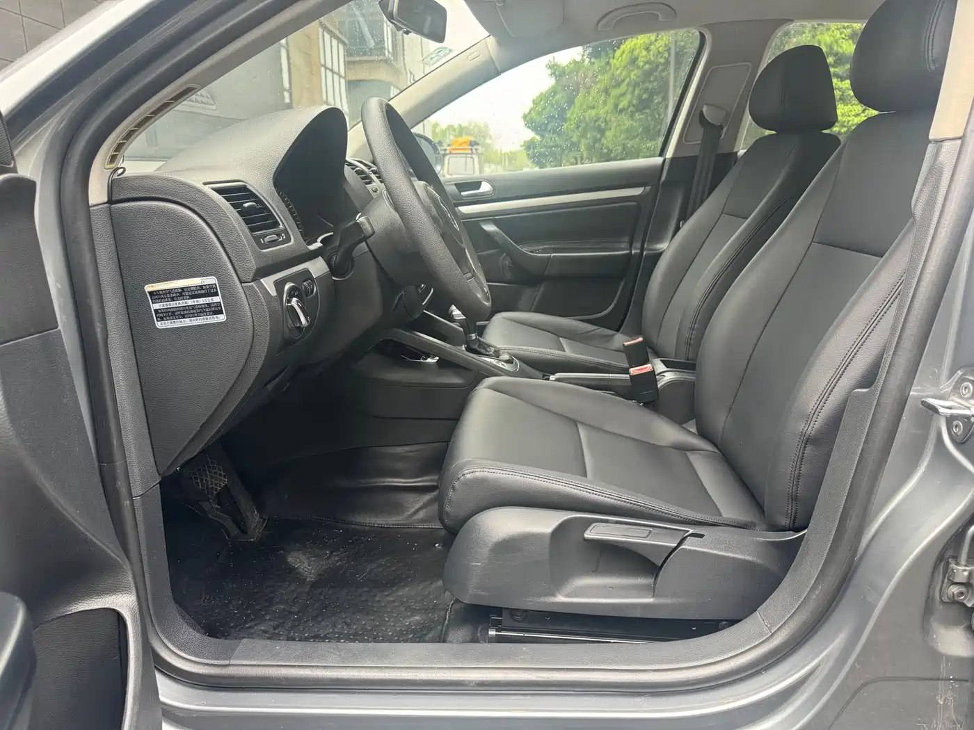 Volkswagen Sagitar 2011 1.6L Automatic Fashion фото 11