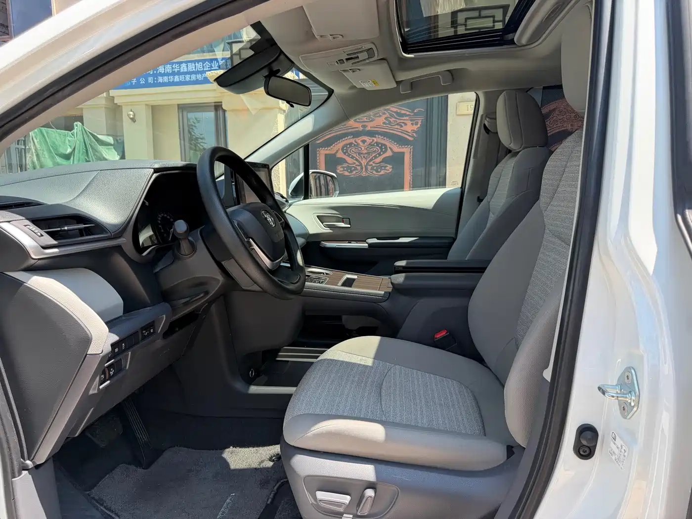 Toyota Sienna 2023 2.5L Hybrid Comfort Edition фото 4