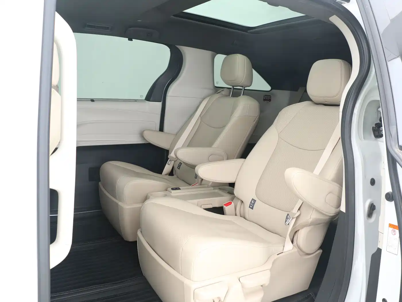 Toyota Granvia 2023 2.5L Hybrid Prestige PLUS Edition фото 6