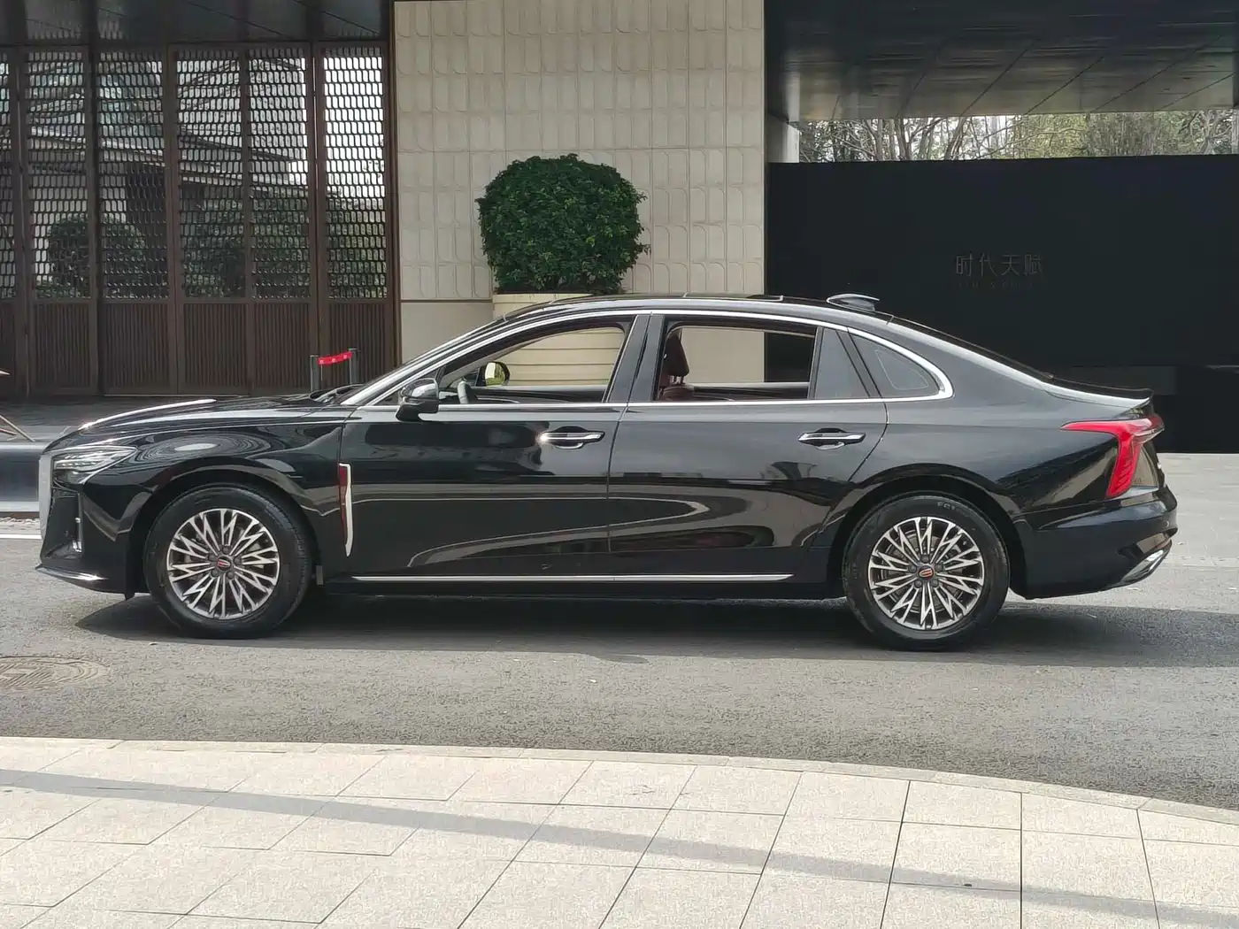 Hongqi H5 2025 2.0T Automatic Qixiang 500,000 Units Commemorative Edition фото 8