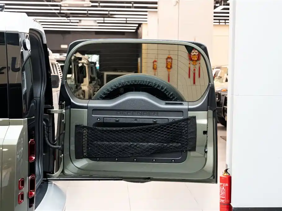 Land Rover Defender 2021 90 P400 Classic Replica Edition фото 18
