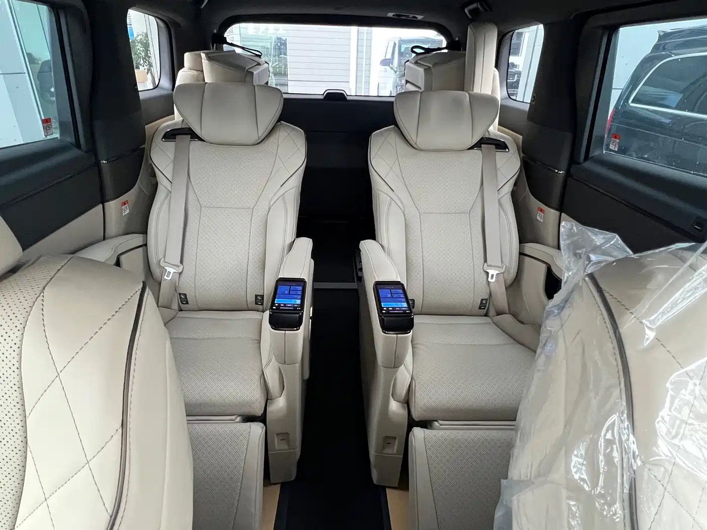 Toyota Vellfire 2024 Crown Hybrid 2.5L Premium Edition фото 17