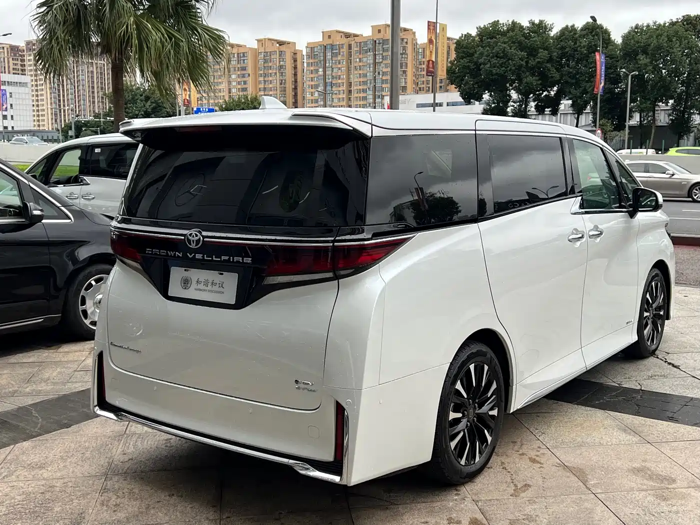 Toyota Vellfire 2024 Crown Hybrid 2.5L Premium Edition фото 24